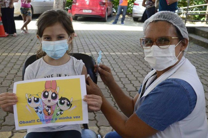 Márcio Gonçalves levou, ontem, a filha Helena para se vacinar na UBS 5, de Taguatinga