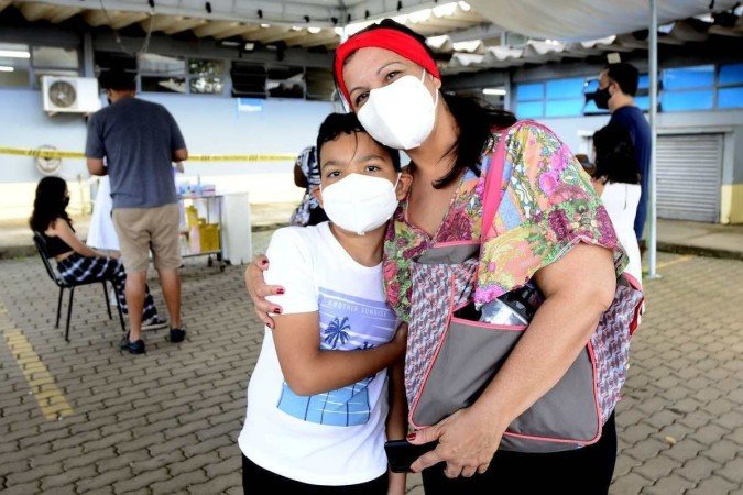  Ana Paula Correia não conteve a emoção ao ver o filho João Vitor receber a primeira dose