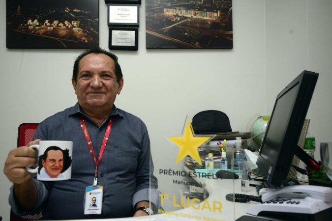  19/01/2022 CrÃ?Â©dito: Marcelo Ferreira/CB/D.A Press. Brasil. Brasilia - DF -  Senhor VenÃ?Â¢ncio Fernandes, trabalha hÃ?Â¡ 40 anos no Shopping Conjunto Nacional de BrasÃ?Â­lia.