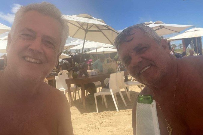  19/01/2022. Crédito: Arquivo Pessoal. Brasil. Cidades. Rodrigo Rollemberg e Alberto Fraga se encontram em praia de Aracaju.