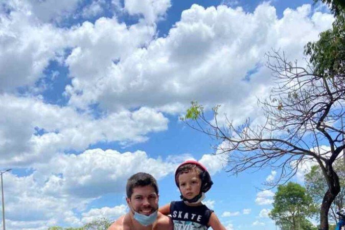 Adriano Teles e seu filho Leo, de 5 anos: dieta saudável e exercícios desde cedo