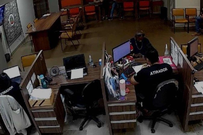 Mulher foi flagrada utilizando máquina de cartão própria para fazer as cobranças - (crédito: PCDF/Divulgação) Mulher foi flagrada utilizando máquina de cartão própria para fazer as cobranças - (crédito: PCDF/Divulgação)