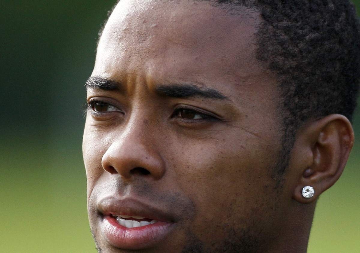 Robinho entrega passaporte à Justiça e não pode deixar o Brasil