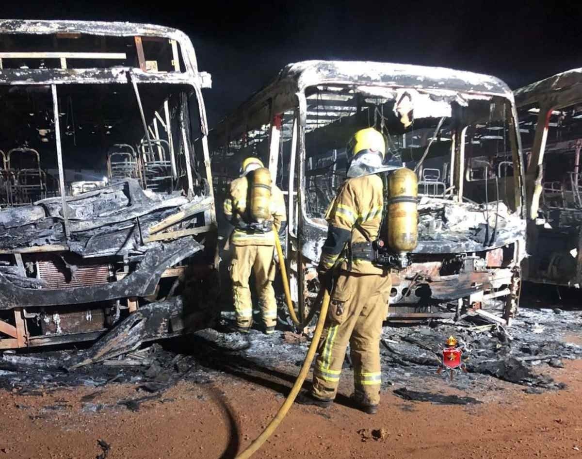 Madrugada teve dois incêndios no DF: um deles destruiu caminhão e quatro ônibus