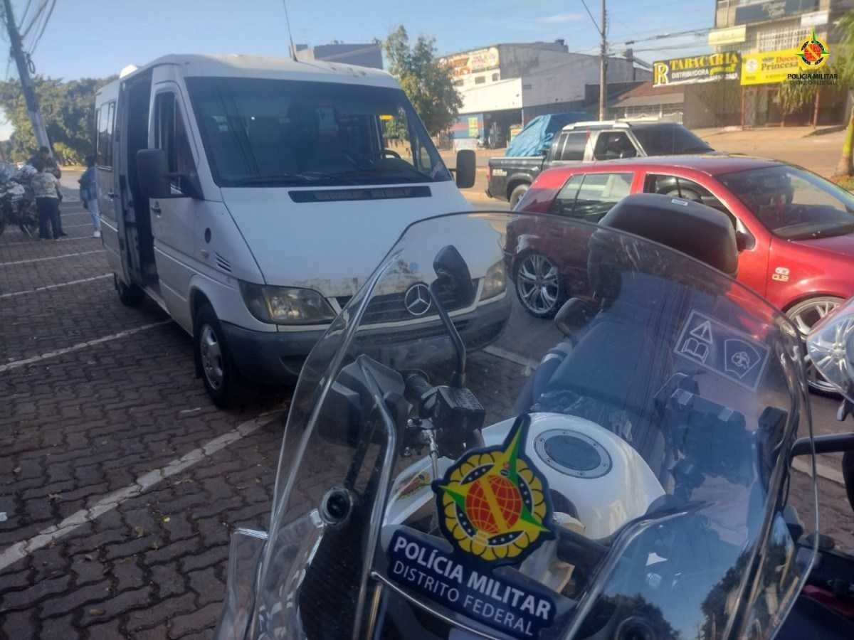 Vídeo: PMs abordam van em transporte pirata com 34 passageiros no DF
