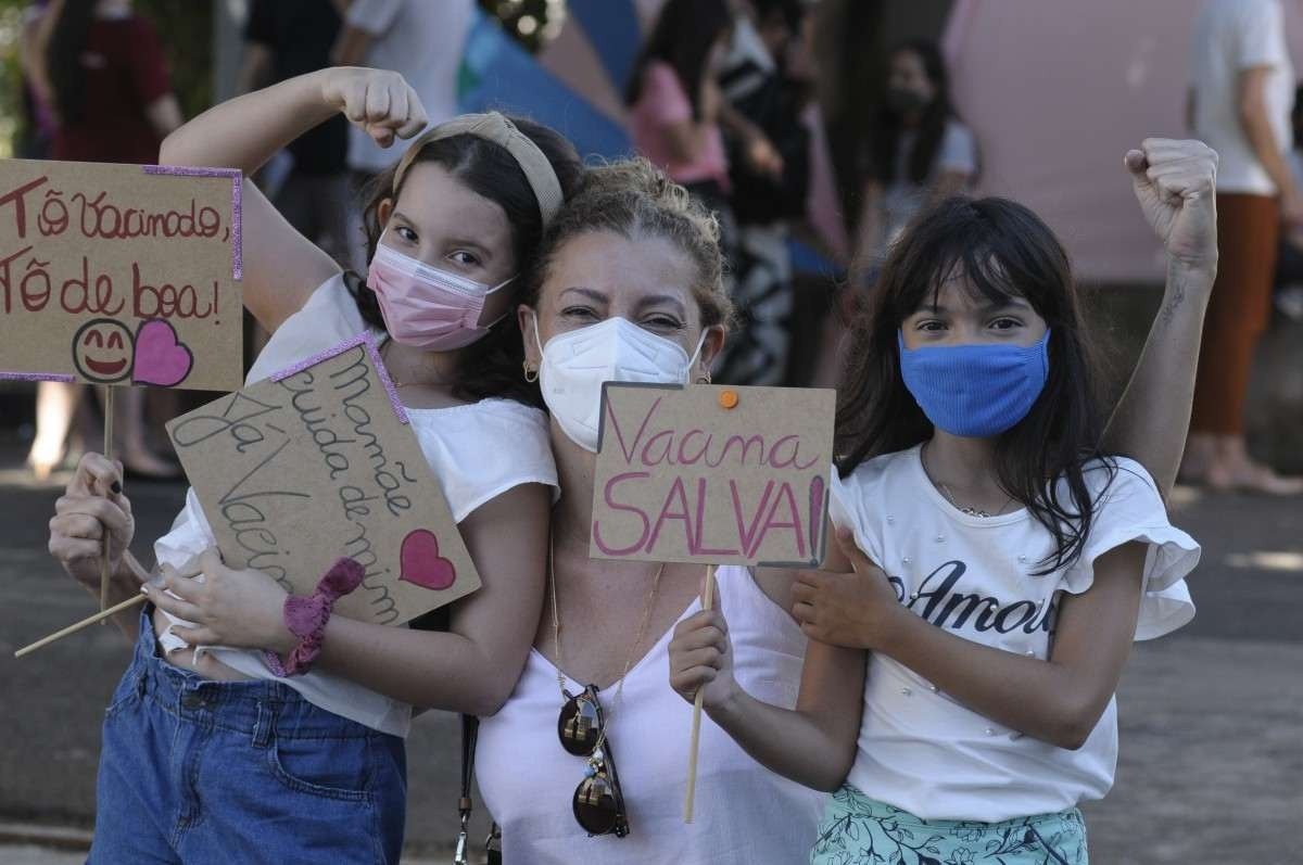 As amigas Yazmim (E) e Rafaella (D), ambas de 8 anos, combinaram de tomar a primeira dose juntas
