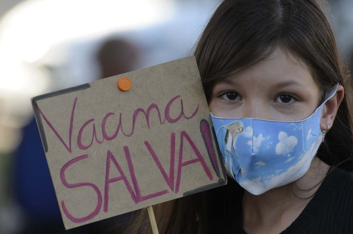 Desinformação sobre vacinação afeta crianças em meio à variante ômicron