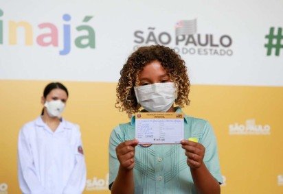 Em SP, menino Caetano exibe, orgulhoso, carteira com anotação da dose de CoronaVac - (crédito: Governo de SP) Em SP, menino Caetano exibe, orgulhoso, carteira com anotação da dose de CoronaVac - (crédito: Governo de SP)