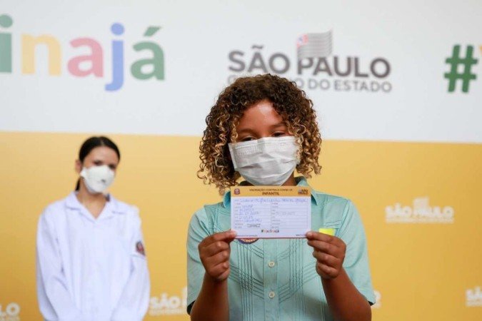 Em SP, menino Caetano exibe, orgulhoso, carteira com anotação da dose de CoronaVac - (crédito: Governo de SP) Em SP, menino Caetano exibe, orgulhoso, carteira com anotação da dose de CoronaVac - (crédito: Governo de SP)