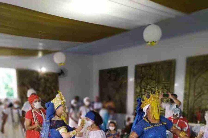 Nas giras devotos acompanham manifestações mediúnicas