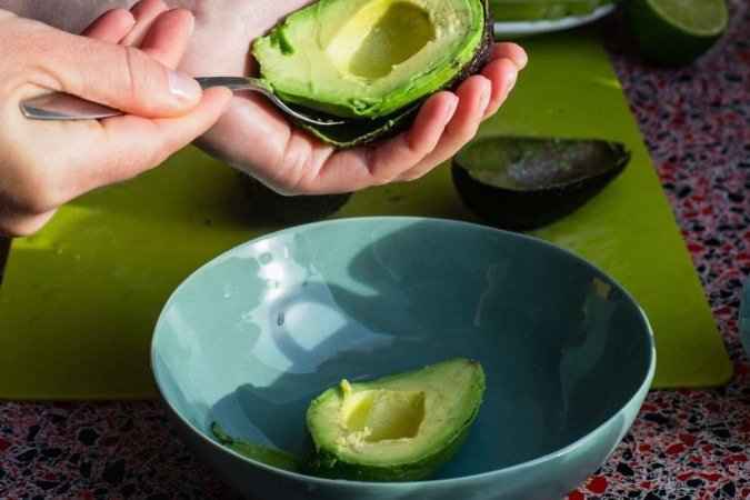 Abacate é um exemplo de frutas nas quais o magnésio pode ser encontrado -  (crédito: Louis Hansel/Unsplash)