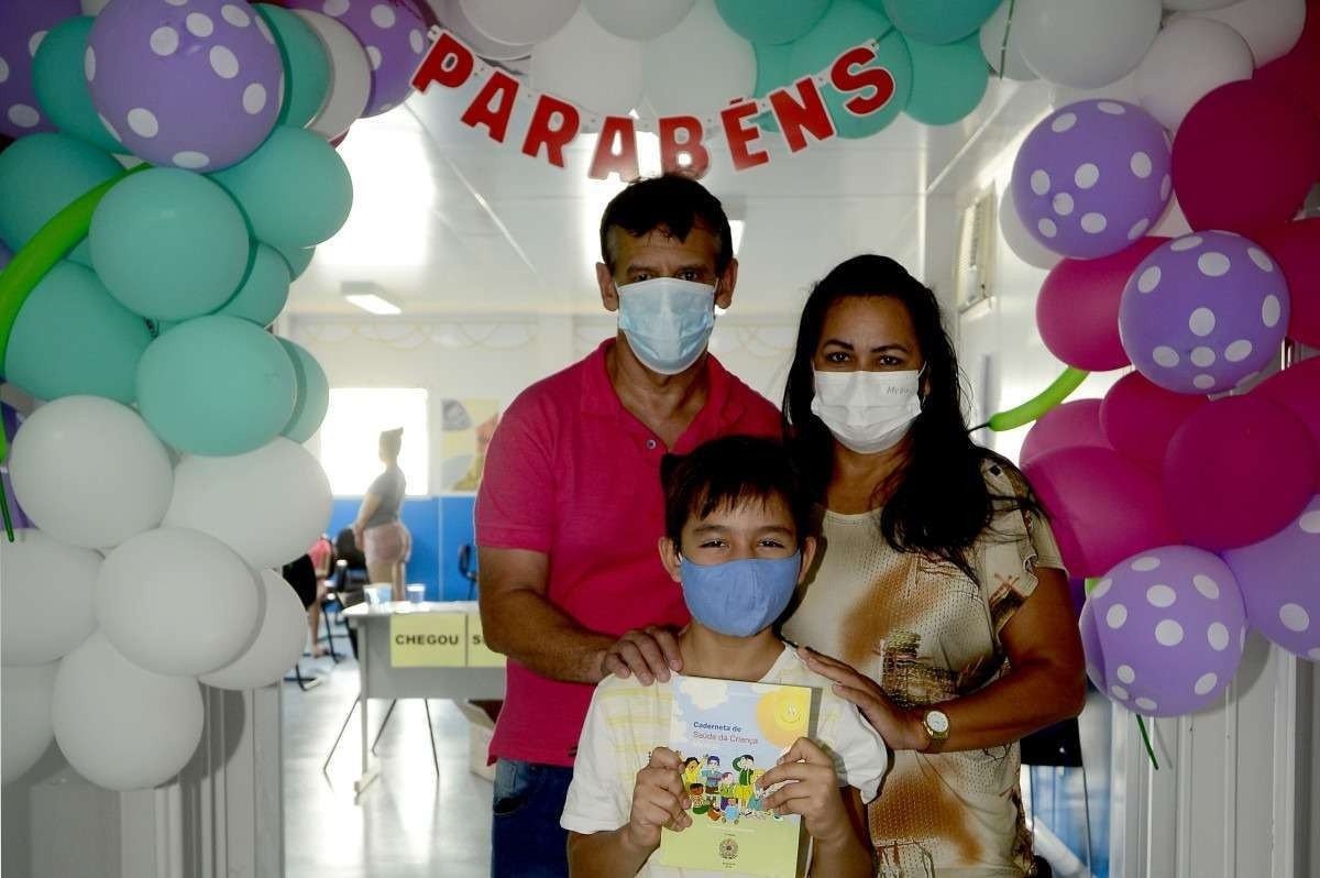  21/01/2022 Crédito: Marcelo Ferreira/CB/D.A Press. Brasil. Brasilia - DF -  UBS 2 de Sobradinho 2. Vacinação de crianças contra Covid-19. Diego Macedo (8 anoas) com os pais João Francisco Macedo e Isanete Macedo.