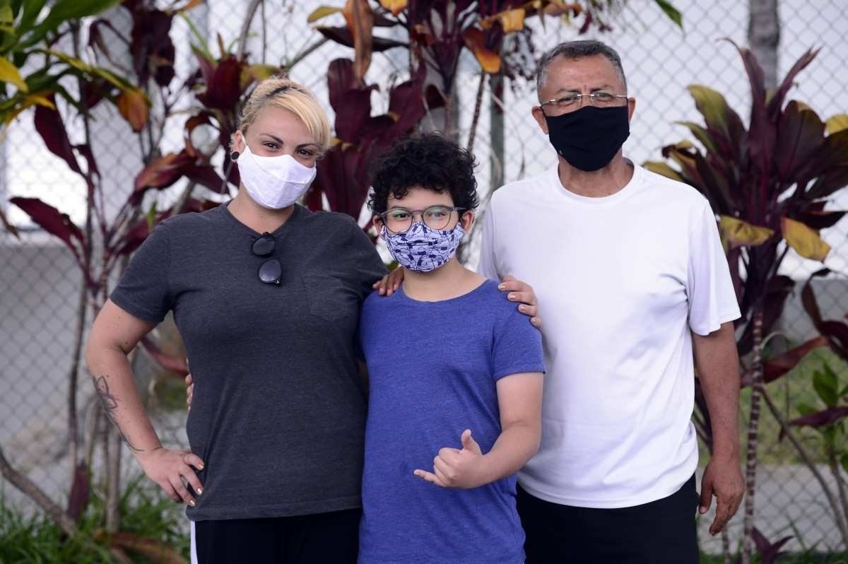  21/01/2022 Crédito: Marcelo Ferreira/CB/D.A Press. Brasil. Brasilia - DF -  UBS 2 de Sobradinho 2. Vacinação de crianças contra Covid-19. Luigi ( 9 anos ) com a mãe Vitória e o avô Elmar Torres.