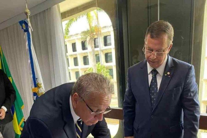 Adair Riberio Carneiro Sobrinho assina o termo de posse ao lado do ex-presidente Antonio Carlos