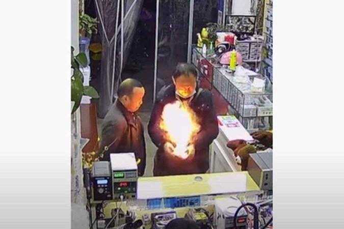 Os homens levam um susto com o fogo - (crédito: Reprodução/YouTube/ShortNews) Os homens levam um susto com o fogo - (crédito: Reprodução/YouTube/ShortNews)