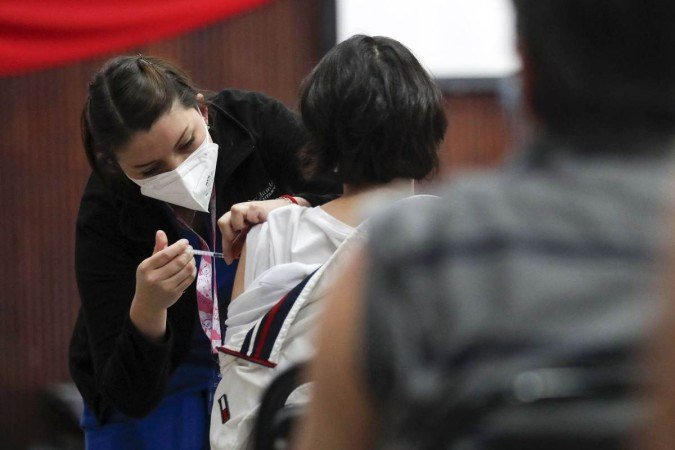 Pacientes que convivem com HIV também estão suscetíveis às notícias falsas sobre vacinas, embora corram mais risco caso contraiam a covid-19 -  (crédito: JAVIER TORRES/AFP)