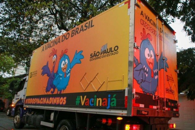 Caminhão leva CoronaVac para municípios paulistas iniciarem vacinação de crianças - (crédito: Reprodução/Twitter) Caminhão leva CoronaVac para municípios paulistas iniciarem vacinação de crianças - (crédito: Reprodução/Twitter)