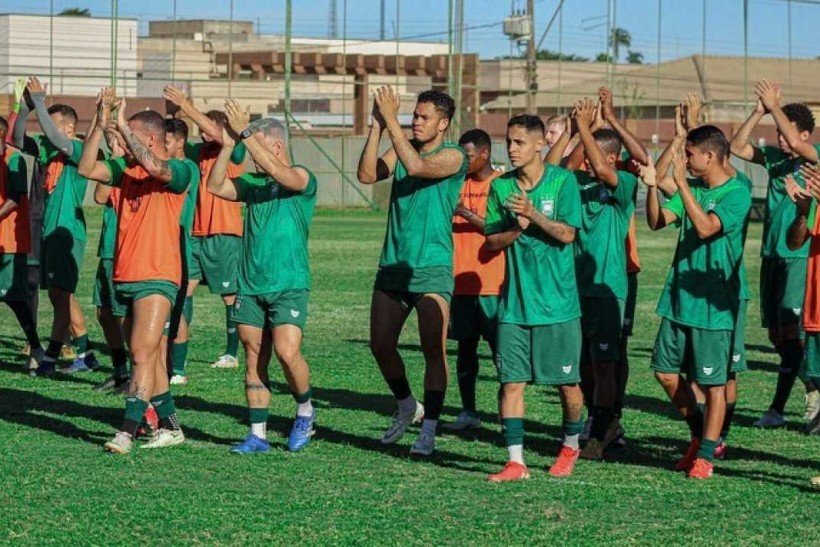 Alviverde recebe apoio da torcida às vésperas da estreia no Candangão Alviverde recebe apoio da torcida às vésperas da estreia no Candangão