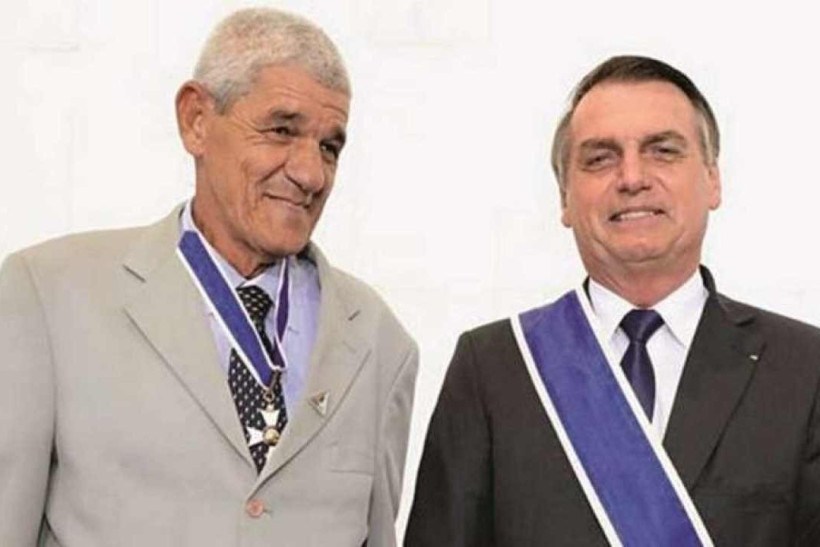 Amigo de Bolsonaro confirma rachadinha em gabinetes da família