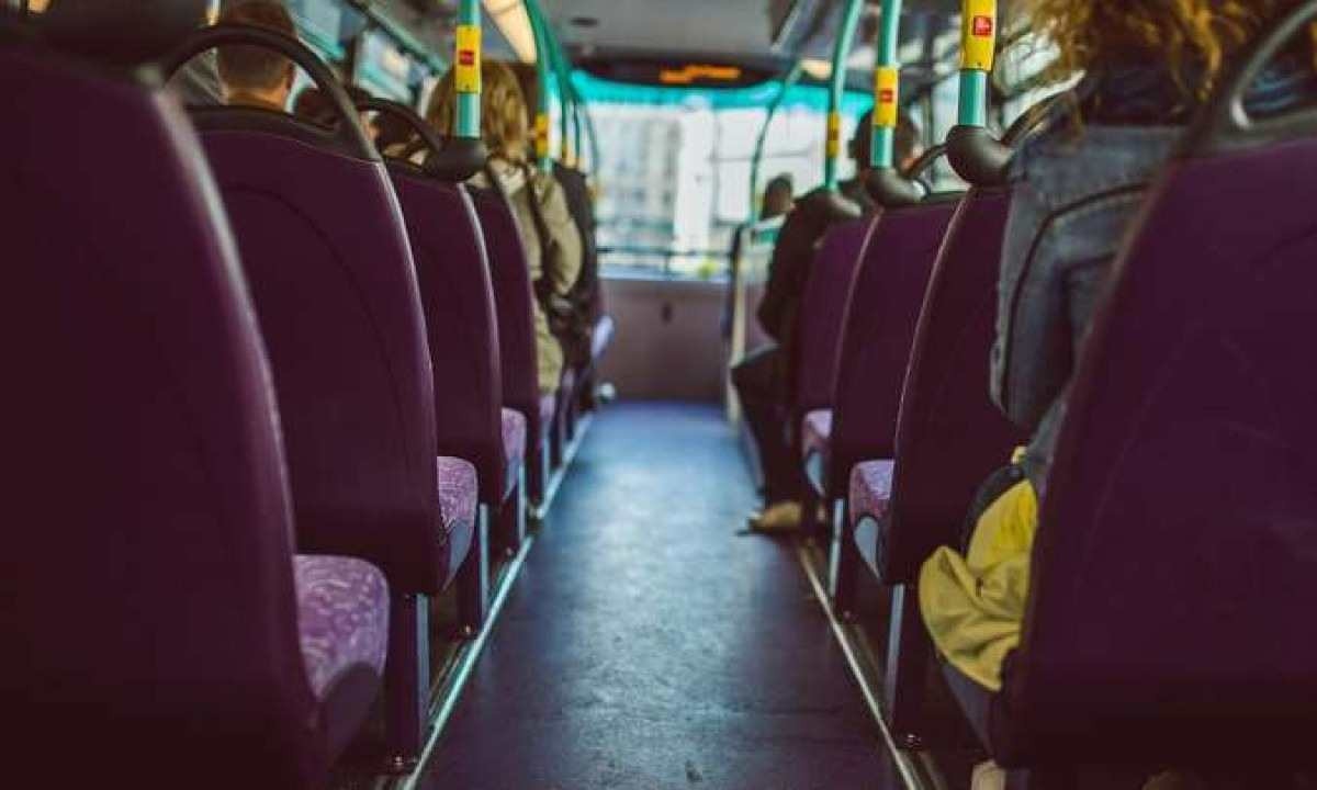 Homem suspeito de cometer ato obsceno dentro de ônibus é interrogado