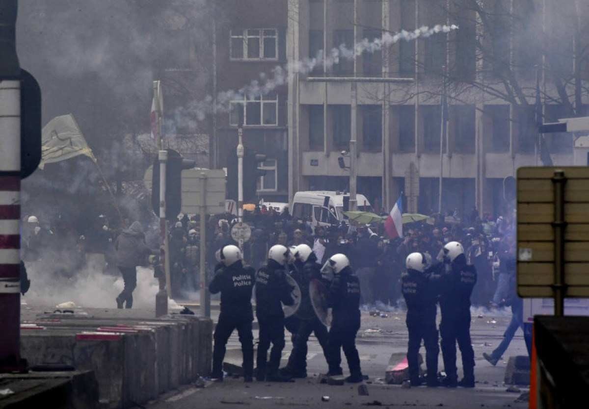 Protestos antivacina transformam Bruxelas em praça de guerra