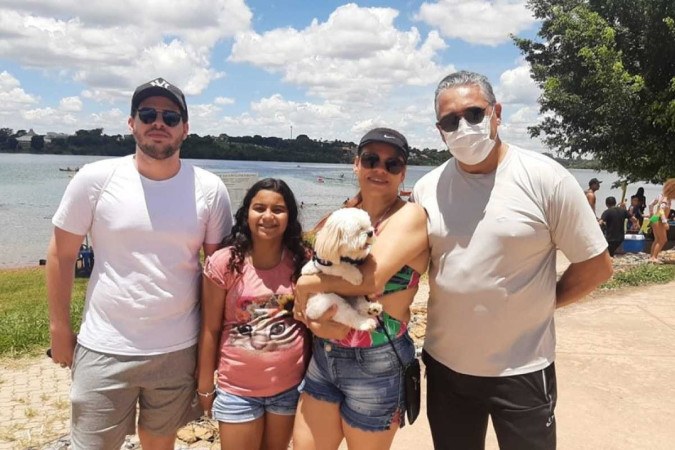 Brasilienses aproveitam domingo de calor na Orla do Lago Paranoá