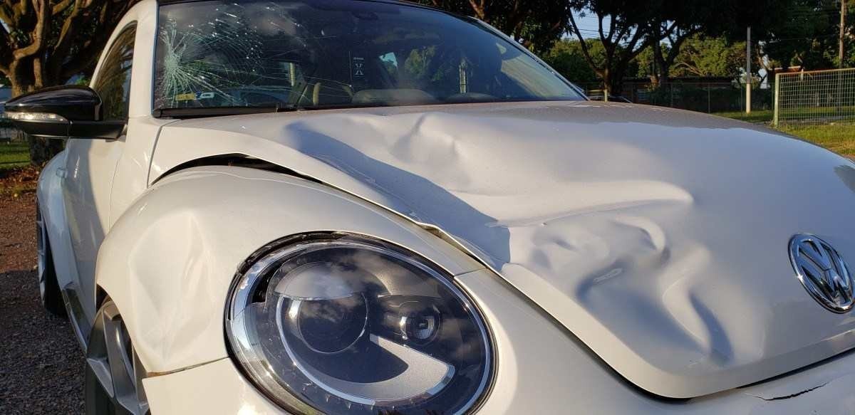  24/01/2022. Crédito: Carlos Vieira/CB/D.A Press. Brasil. Brasilia - DF. Cidades. Acusado de atropelar e matar um jovem, de 25 anos, no Guará 2, Vinícius Couto Farago, 30, acumula outras duas ocorrências policiais de trânsito. Matheus Menezes foi dado como desaparecido desde o domingo passado (16/1), dia do acidente. Na foto, Fusca branco na 4ª Delegacia de Polícia (DP), do Guará.