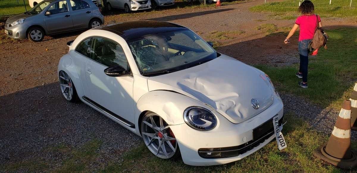  24/01/2022. Crédito: Carlos Vieira/CB/D.A Press. Brasil. Brasilia - DF. Cidades. Acusado de atropelar e matar um jovem, de 25 anos, no Guará 2, Vinícius Couto Farago, 30, acumula outras duas ocorrências policiais de trânsito. Matheus Menezes foi dado como desaparecido desde o domingo passado (16/1), dia do acidente. Na foto, Fusca branco na 4ª Delegacia de Polícia (DP), do Guará.