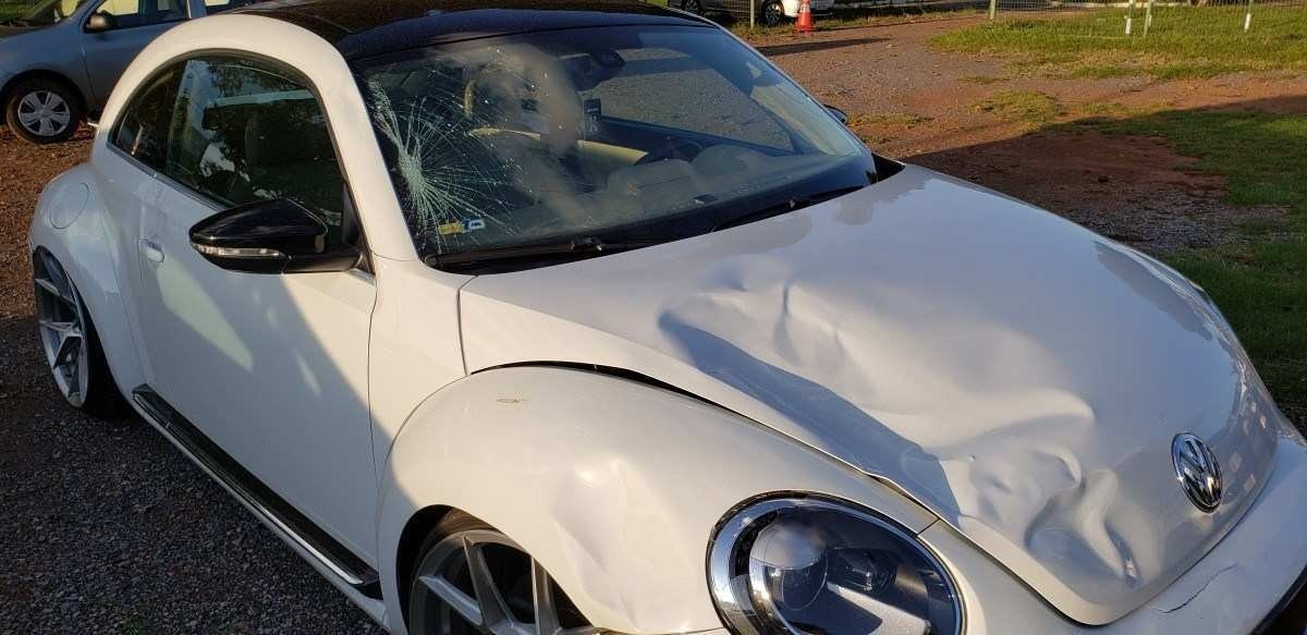  24/01/2022. Crédito: Carlos Vieira/CB/D.A Press. Brasil. Brasilia - DF. Cidades. Acusado de atropelar e matar um jovem, de 25 anos, no Guará 2, Vinícius Couto Farago, 30, acumula outras duas ocorrências policiais de trânsito. Matheus Menezes foi dado como desaparecido desde o domingo passado (16/1), dia do acidente. Na foto, Fusca branco na 4ª Delegacia de Polícia (DP), do Guará.