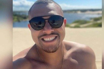 Vinícius (de óculos) abandonou o New Beetle branco após atropelar e matar Matheus
 -  (crédito: Reprodução/Redes sociais)