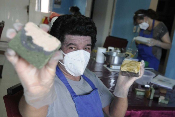  24/01/2022. Crédito: Carlos Vieira/CB/D.A Press. Brasil. Brasilia - DF. Cidades. Devido a uma dermatite severa, que o impedia de usar sabonetes industrializados, Odilson Medrado passou a produzir os próprios produtos de cuidados com a pele. O que começou como um passatempo, tornou-se negócio de família. Na foto, Odilson com a esposa Maristela Holanda.