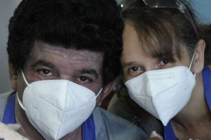  24/01/2022. Crédito: Carlos Vieira/CB/D.A Press. Brasil. Brasilia - DF. Cidades. Devido a uma dermatite severa, que o impedia de usar sabonetes industrializados, Odilson Medrado passou a produzir os próprios produtos de cuidados com a pele. O que começou como um passatempo, tornou-se negócio de família. Na foto, Odilson com a esposa Maristela Holanda.