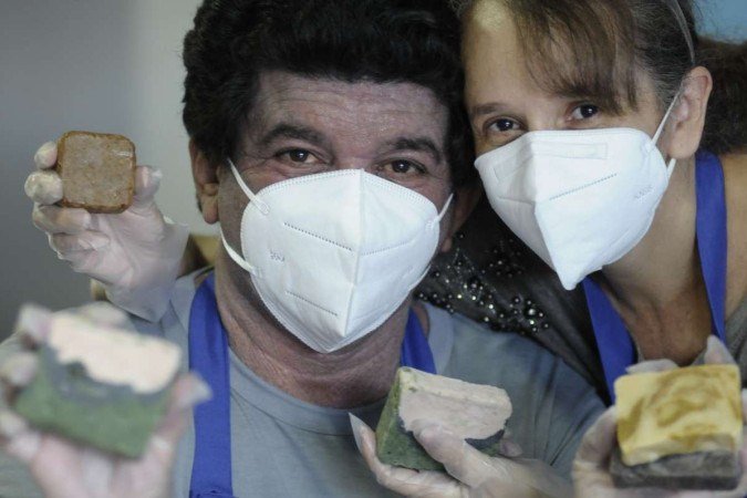  24/01/2022. Crédito: Carlos Vieira/CB/D.A Press. Brasil. Brasilia - DF. Cidades. Devido a uma dermatite severa, que o impedia de usar sabonetes industrializados, Odilson Medrado passou a produzir os próprios produtos de cuidados com a pele. O que começou como um passatempo, tornou-se negócio de família. Na foto, Odilson com a esposa Maristela Holanda.