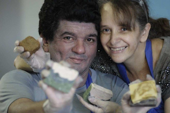  24/01/2022. Crédito: Carlos Vieira/CB/D.A Press. Brasil. Brasilia - DF. Cidades. Devido a uma dermatite severa, que o impedia de usar sabonetes industrializados, Odilson Medrado passou a produzir os próprios produtos de cuidados com a pele. O que começou como um passatempo, tornou-se negócio de família. Na foto, Odilson com a esposa Maristela Holanda.