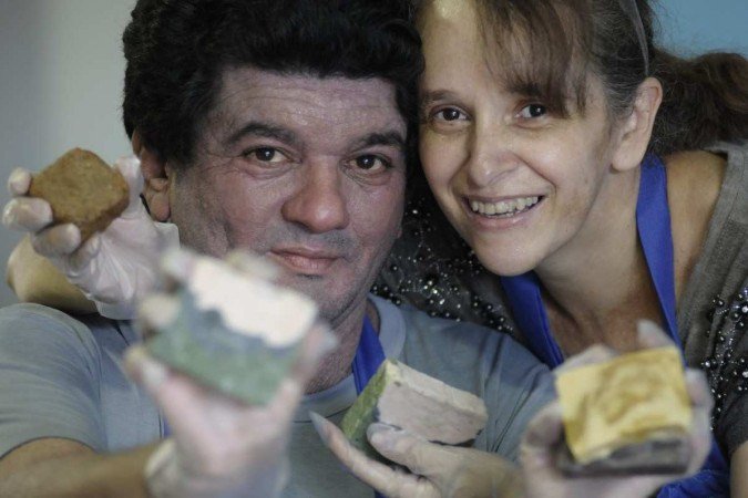  24/01/2022. Crédito: Carlos Vieira/CB/D.A Press. Brasil. Brasilia - DF. Cidades. Devido a uma dermatite severa, que o impedia de usar sabonetes industrializados, Odilson Medrado passou a produzir os próprios produtos de cuidados com a pele. O que começou como um passatempo, tornou-se negócio de família. Na foto, Odilson com a esposa Maristela Holanda.