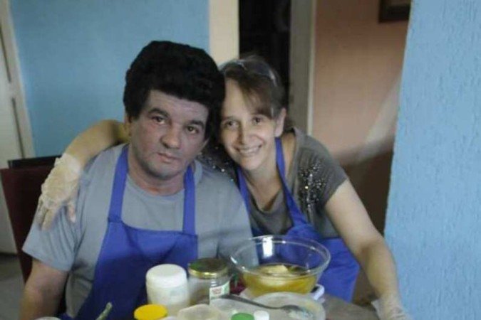  24/01/2022. Crédito: Carlos Vieira/CB/D.A Press. Brasil. Brasilia - DF. Cidades. Devido a uma dermatite severa, que o impedia de usar sabonetes industrializados, Odilson Medrado passou a produzir os próprios produtos de cuidados com a pele. O que começou como um passatempo, tornou-se negócio de família. Na foto, Odilson com a esposa Maristela Holanda.