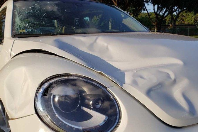  24/01/2022. Crédito: Carlos Vieira/CB/D.A Press. Brasil. Brasilia - DF. Cidades. Acusado de atropelar e matar um jovem, de 25 anos, no Guará 2, Vinícius Couto Farago, 30, acumula outras duas ocorrências policiais de trânsito. Matheus Menezes foi dado como desaparecido desde o domingo passado (16/1), dia do acidente. Na foto, Fusca branco na 4ª Delegacia de Polícia (DP), do Guará.