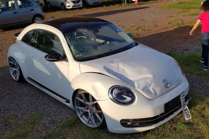  24/01/2022. Crédito: Carlos Vieira/CB/D.A Press. Brasil. Brasilia - DF. Cidades. Acusado de atropelar e matar um jovem, de 25 anos, no Guará 2, Vinícius Couto Farago, 30, acumula outras duas ocorrências policiais de trânsito. Matheus Menezes foi dado como desaparecido desde o domingo passado (16/1), dia do acidente. Na foto, Fusca branco na 4ª Delegacia de Polícia (DP), do Guará.