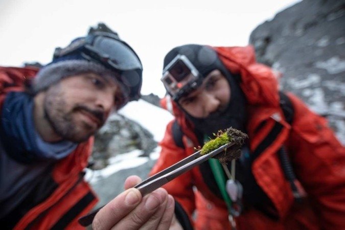 Pesquisadores trabalham na Esta&ccedil;&atilde;o Comadante Ferraz, base brasileira inaugurada em 2020, depois do inc&ecirc;ndio h&aacute; 8 anos 