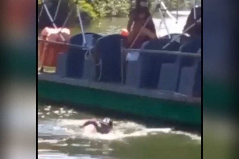 Homem se irrita com exigência de máscara e arremessa condutor de balsa na água