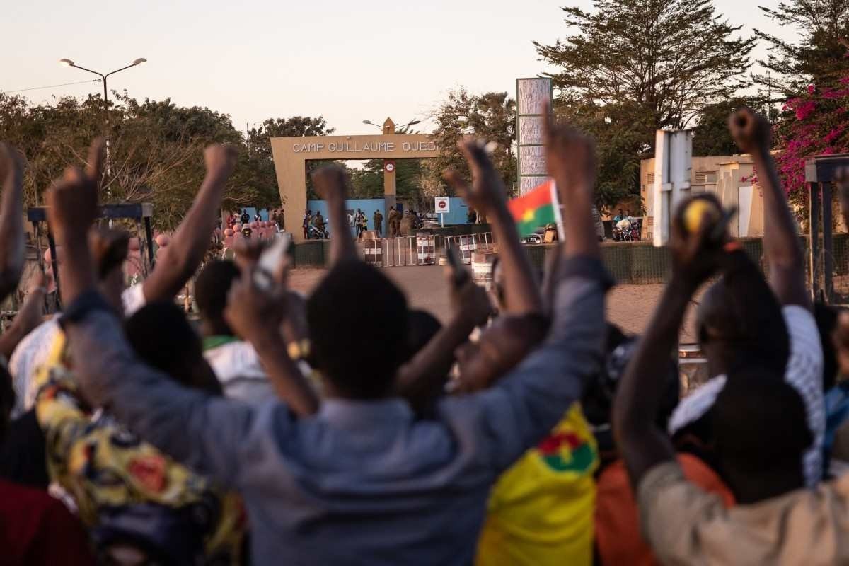 Manifestantes apoiam militares após golpe em Burkina Faso