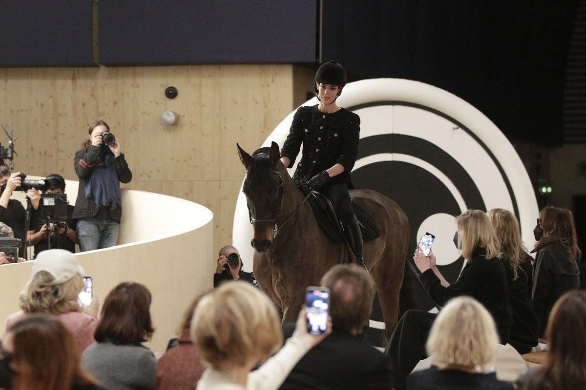 A cavalo, filha da princesa Caroline de Mônaco abre desfile da Chanel