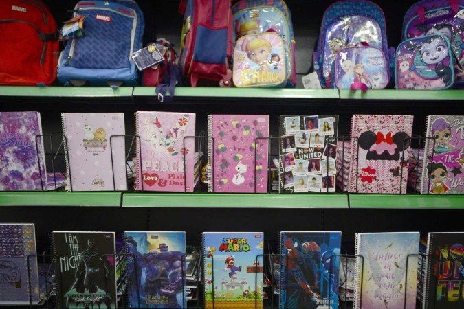 O servidor público Gilberto Martins pesquisou em seis papelarias diferentes e está satisfeito de ter comprado pelo menor preço
