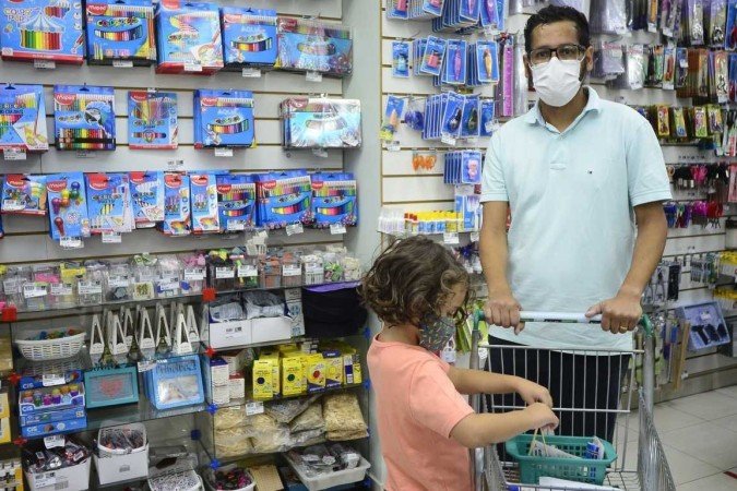  25/01/2022 Crédito: Marcelo Ferreira/CB/D.A Press. Brasil. Brasilia - DF - Volta as aulas, compra de material escolar. João Veiga com o filho Pedro.