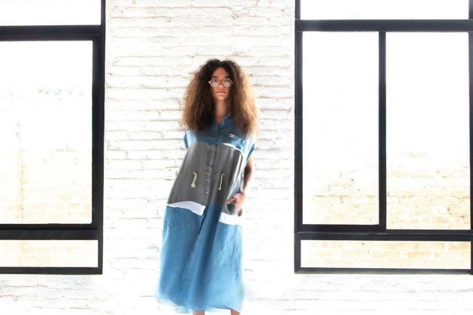 As criações da collab de Comas com Flávia Amadeu têm proposta sustentável: os materiais vão de sacas de juta a cordas e frutas