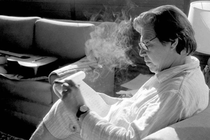 Cantor e compositor Tom Jobim sentado com caderno na mão -  (crédito:  Ana Jobim/Divulgação)