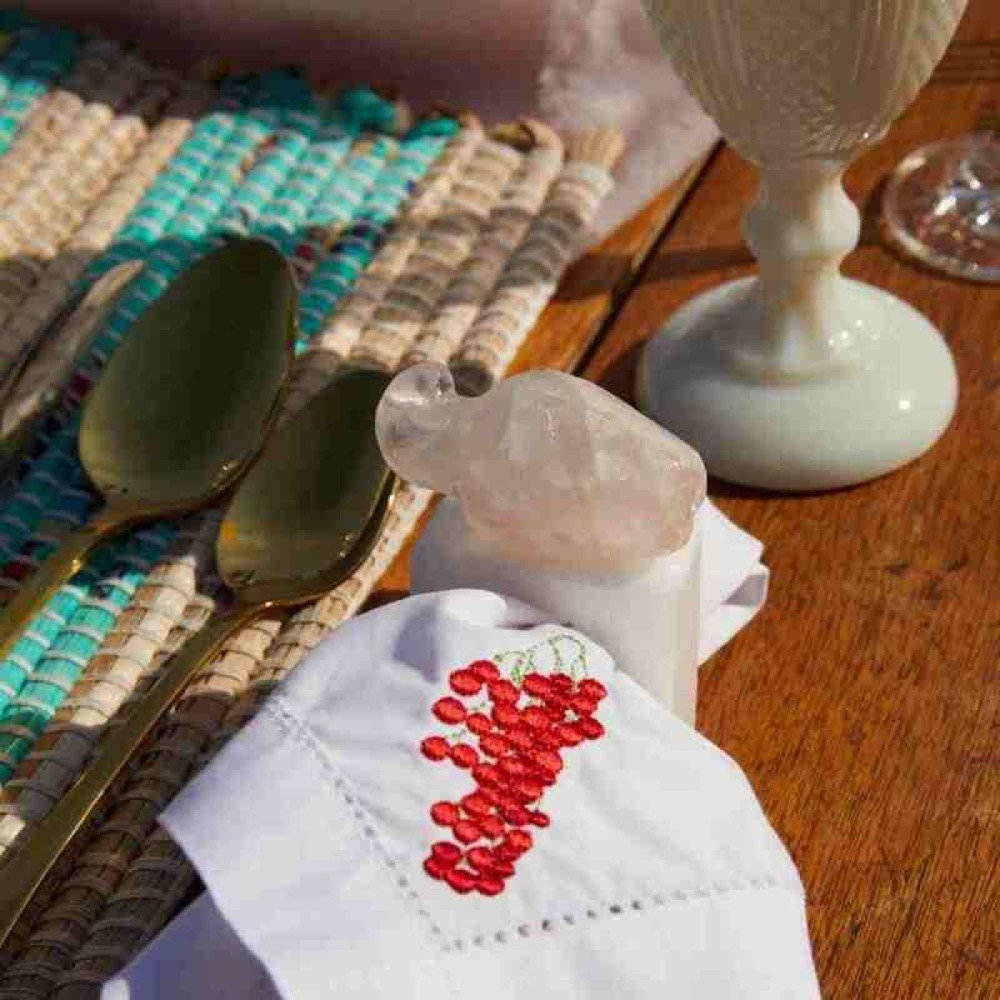 Comece pelos detalhes! Até os aneis de guardanapo da coleção representam a flora tropical