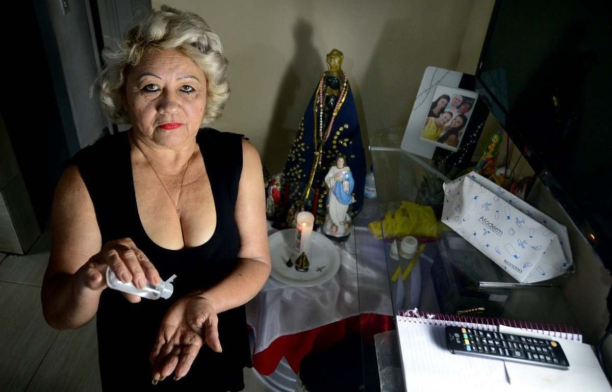 Antônia Mesquita, 66 anos, segue os mesmos protocolos de cuidados mesmo vacinada