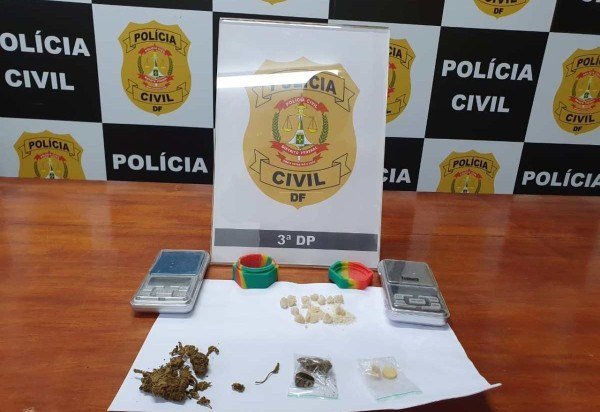 Polícia apreendeu porções de drogas e balança de precisão