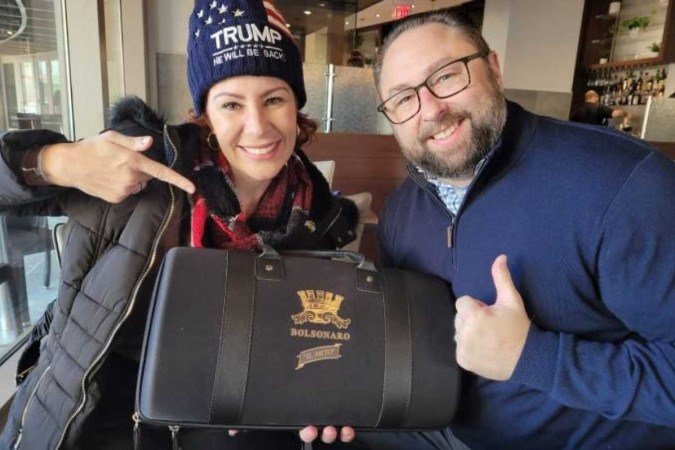 Zambelli entrega presente com a inscrição 'Bolsonaro' ao fundador da rede social Gettr, Jason Miller - (crédito: Twitter/Reprodução) Zambelli entrega presente com a inscrição 'Bolsonaro' ao fundador da rede social Gettr, Jason Miller - (crédito: Twitter/Reprodução)